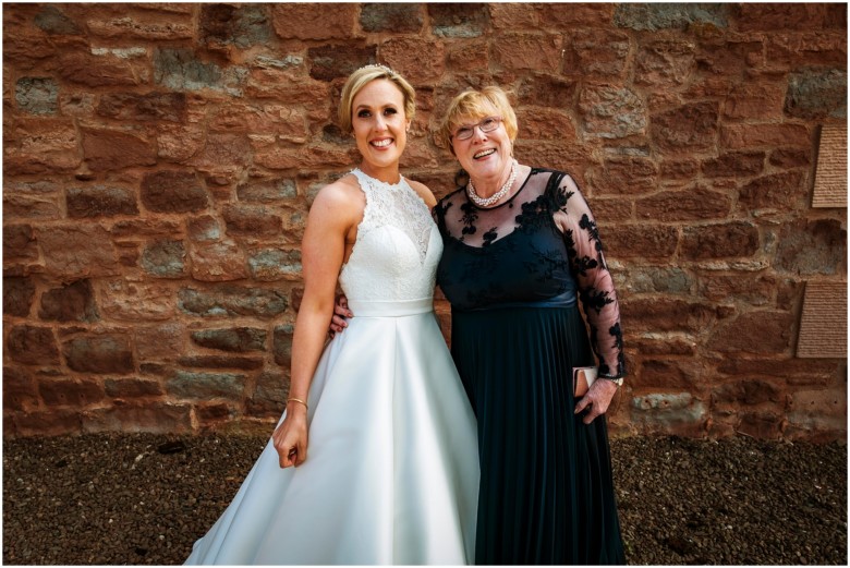bride and her mum